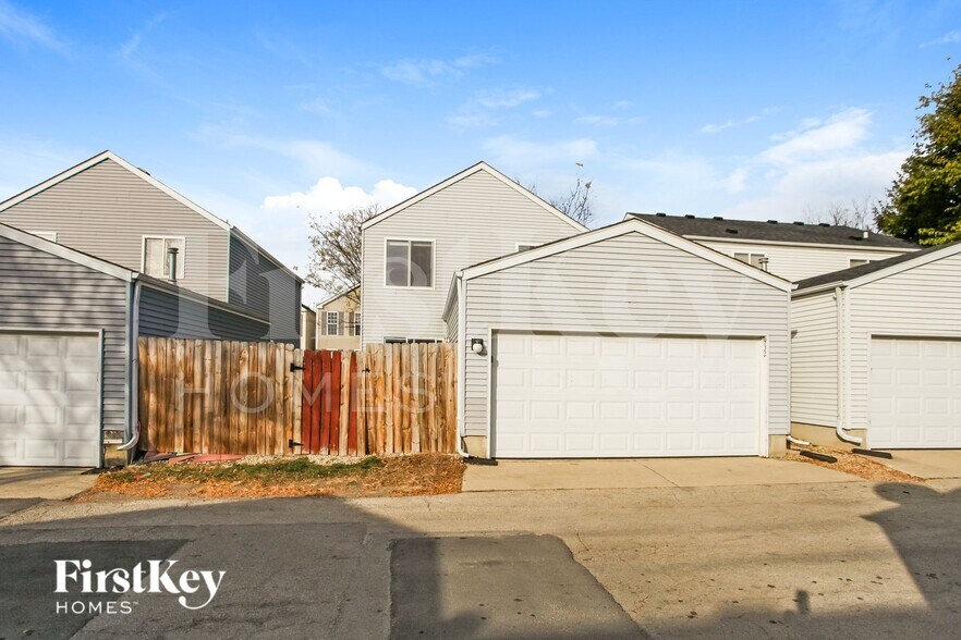 Building Photo - 932 Symphony Dr