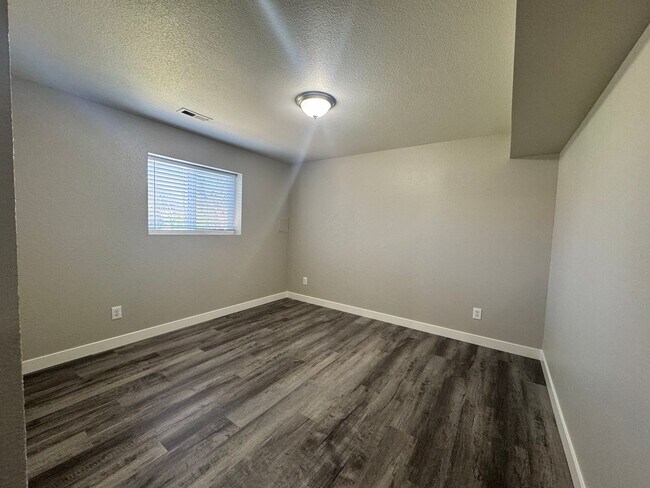 Building Photo - Updated 5 Bedroom Home