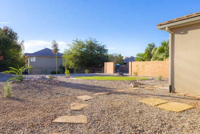 Building Photo - Darling home in desirable Little Valley with a PRIVATE POOL!