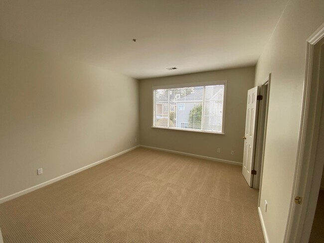 Building Photo - Beautiful, Spacious Condo in Excellent Loc...