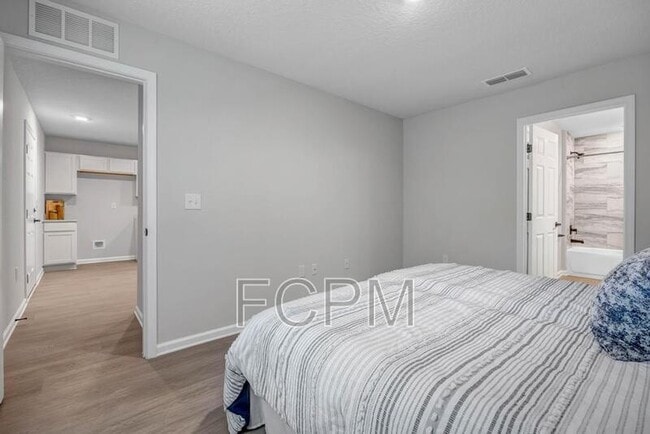 Building Photo - 5460 Amazon Ave