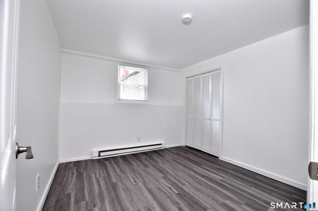 Building Photo - 13 Pleasant View Ave