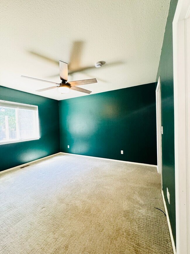 Building Photo - Cute 3 bedroom/ 1.5 bath Ranch Style House with 2 car attached garage in Windsor, CO
