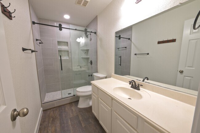 Building Photo - 3001 Claybrook Dr