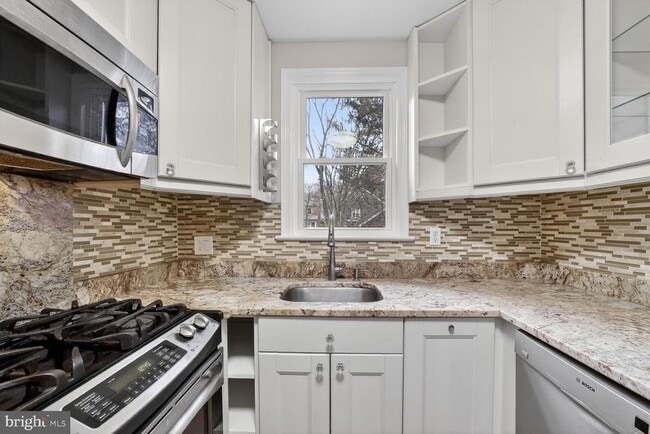 Building Photo - 4428 Butterworth Pl NW