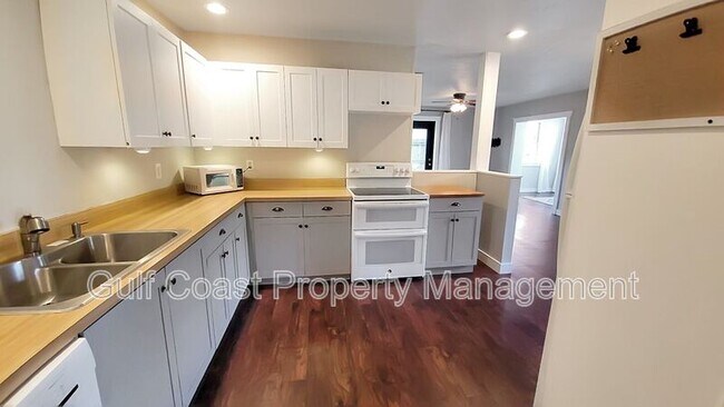 Building Photo - 904 17th Ave W