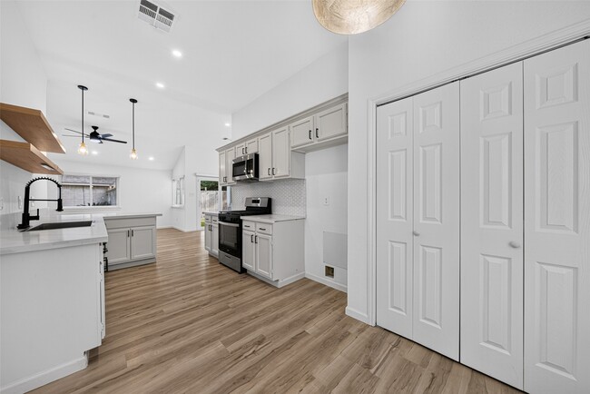 Building Photo - 17006 Enchanted Cir E