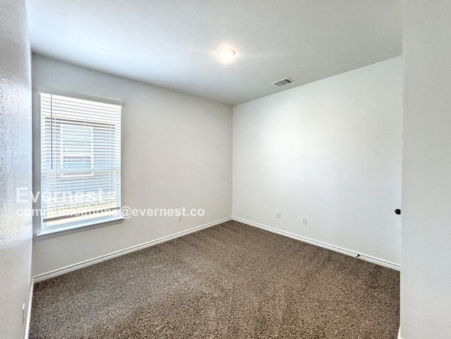 Building Photo - 2115 Hornbeam St