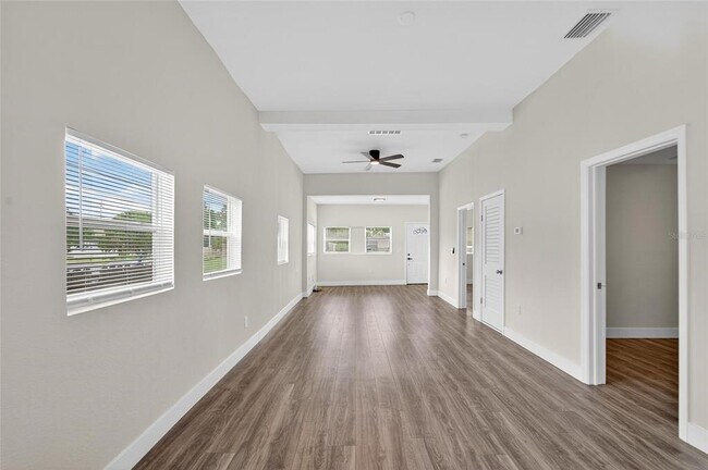 Building Photo - 2525 W Beach St