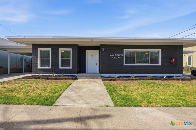 Building Photo - 302 W San Antonio St