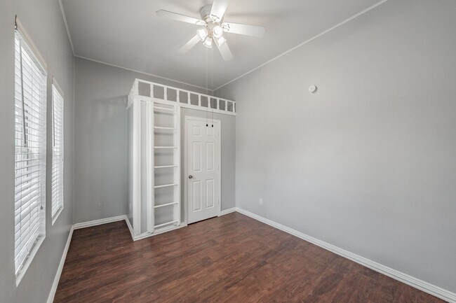 Building Photo - 401 S Anglin St