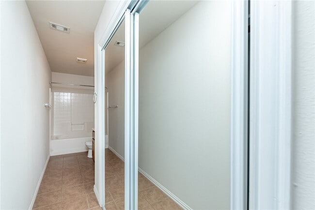 Building Photo - 1001 Krenek Tap Rd