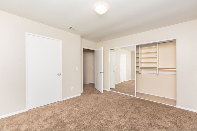 Building Photo - Spacious 2 Bedroom / 1.5 Bath Condominium ...