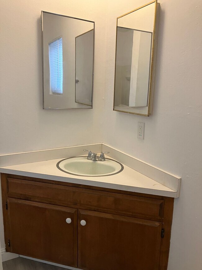 Building Photo - 412 College Ave