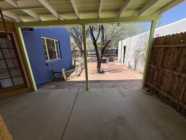 Building Photo - Central Tucson charming historic adobe home