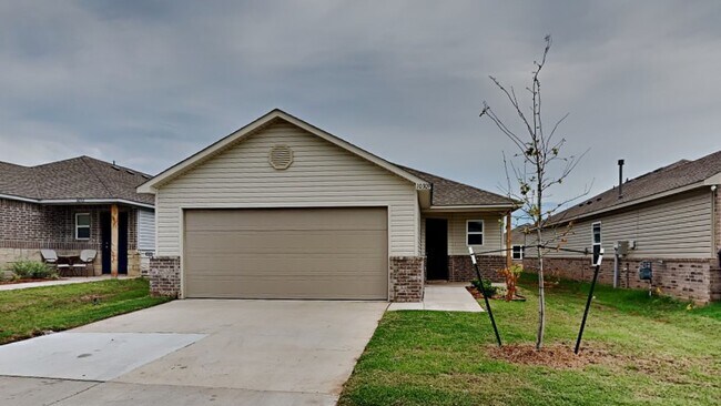 Primary Photo - Very Nice 4 Bedroom 2 Bath Home in Yukon S...
