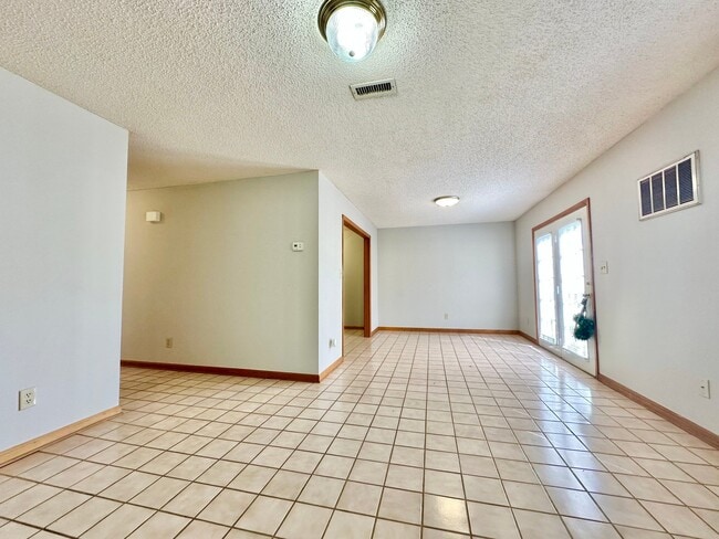 Building Photo - 107 Mountain View Dr