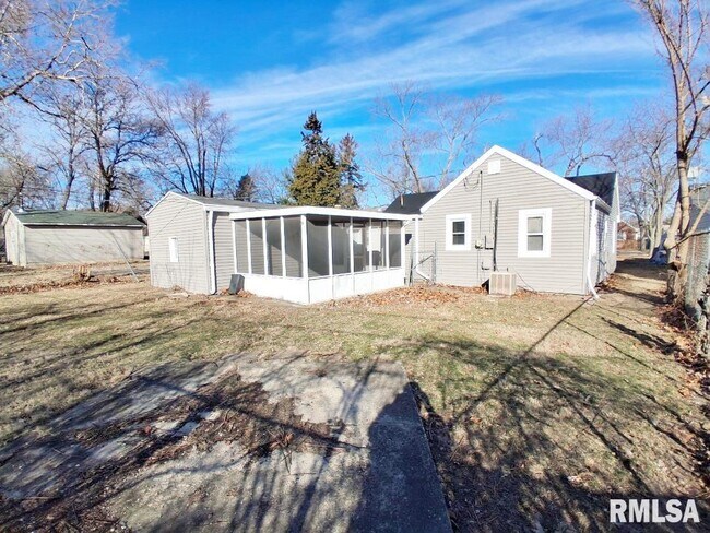 Building Photo - 2022 W Richwoods Blvd