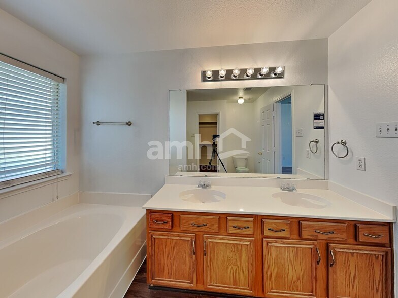 Building Photo - 1417 Indian Wells Trl