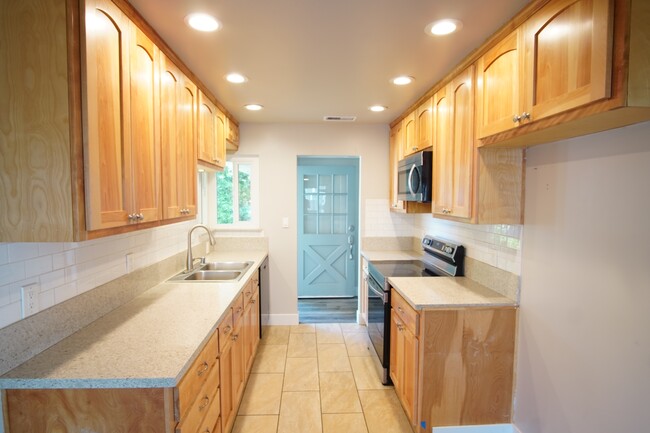 Building Photo - 1650 Archer Dr