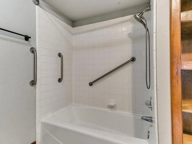 Building Photo - Beautiful 3bed/3bath Townhome Available in Westside Norman!!