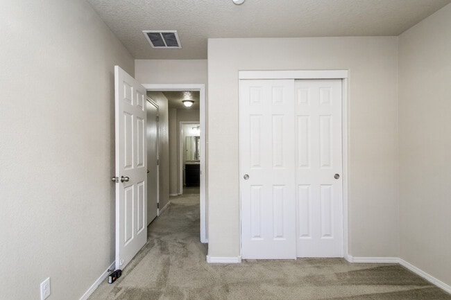 Building Photo - 9005 Rio Galisteo Pl NW