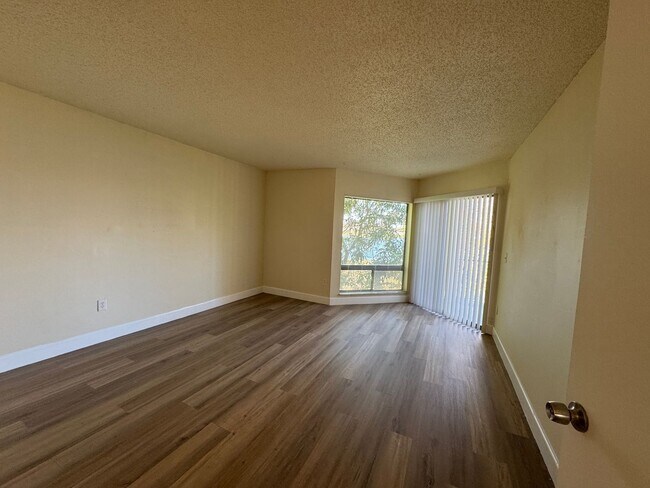 Building Photo - Move-in Ready condo 2/2