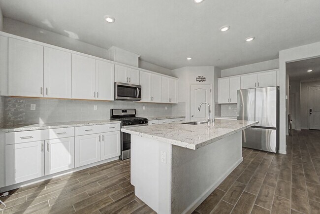 Building Photo - Big 3 bedroom 3 bath in Plumas Lake