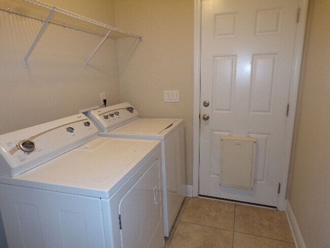 Building Photo - Spacious 3-Bedroom Home