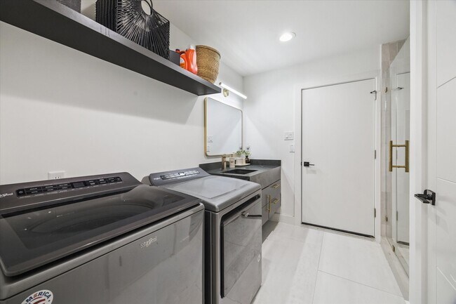 Building Photo - 203 Cove Creek Ln