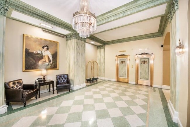 Building Photo - 1028 E Juneau Ave