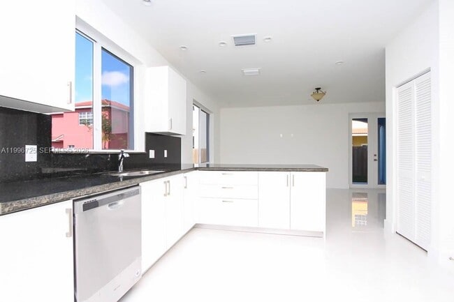 Building Photo - 15631 SW 11th Terrace