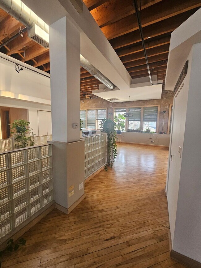 Building Photo - 537 Custer Ave