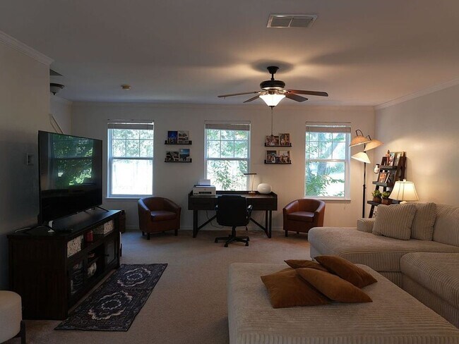 Building Photo - 1004 Waterside Dr