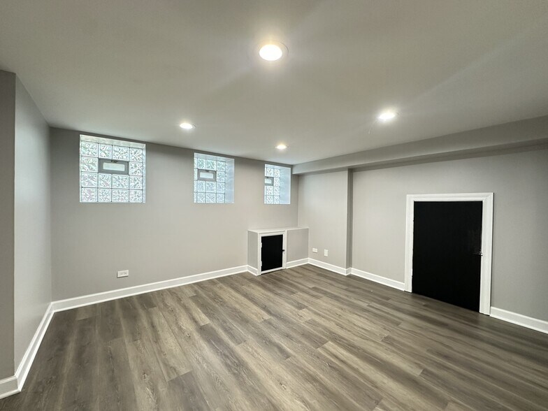 Building Photo - 2617 W Rascher Ave