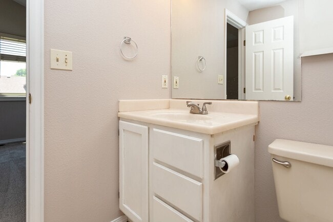 Building Photo - Charming 4-Bedroom Retreat with Modern Upd...