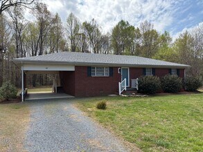 Building Photo - 3 BED, 1 BATH BRICK HOME