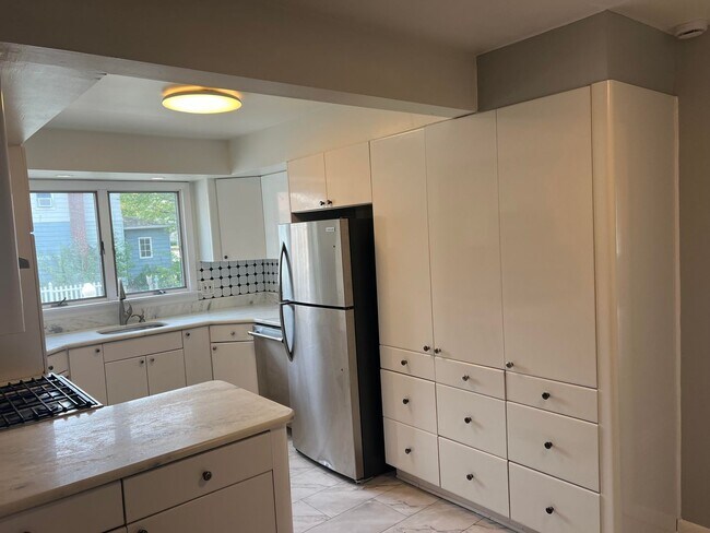 Building Photo - Updated Single Family Ranch Home with Fenc...
