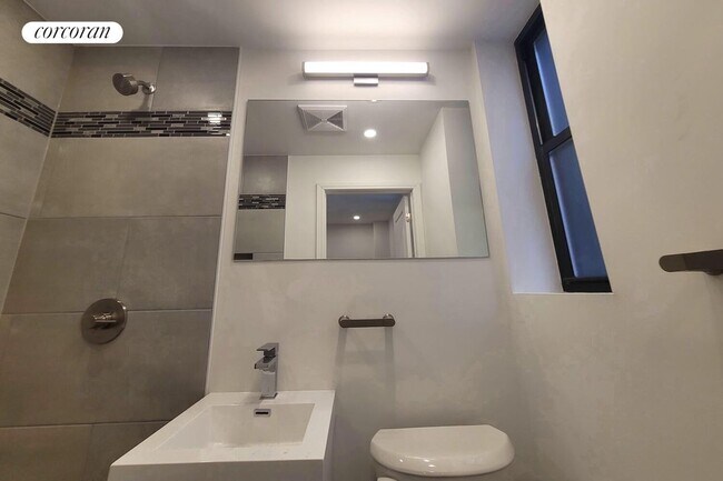 Building Photo - 45 W 81st St