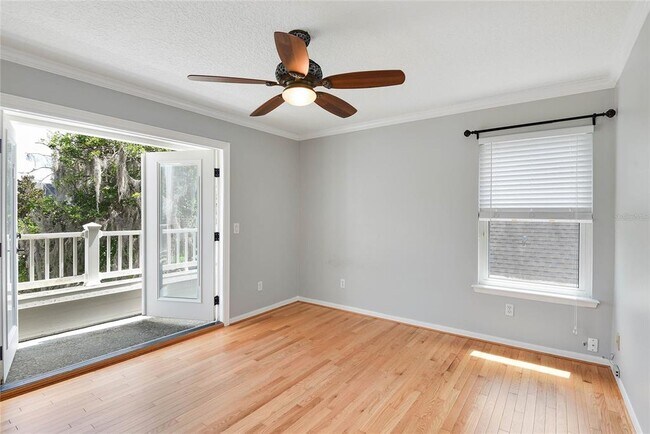 Building Photo - 1580 Oakhurst Ave