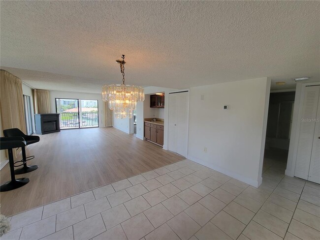 Building Photo - 7600 Sun Island Dr S