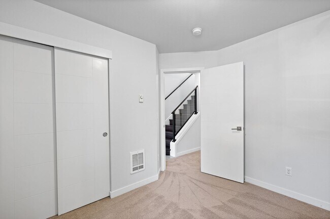 Building Photo - Spacious 3 Bed / 3.5 Bath Seattle Townhome!