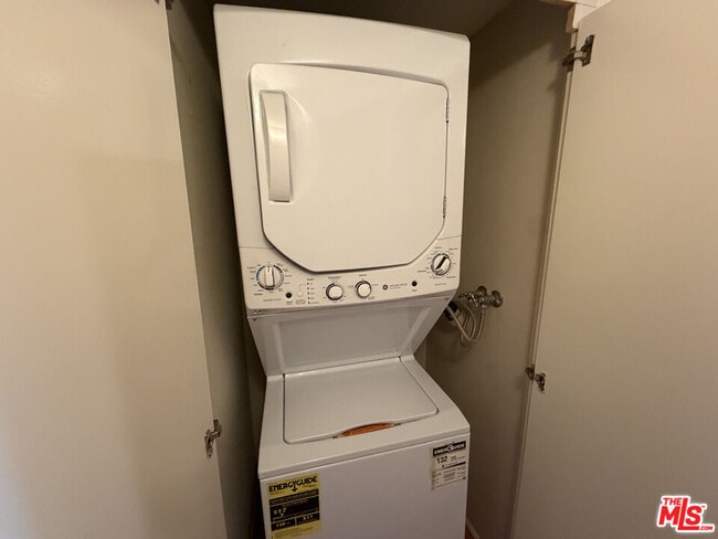 Building Photo - 698 S Berendo St