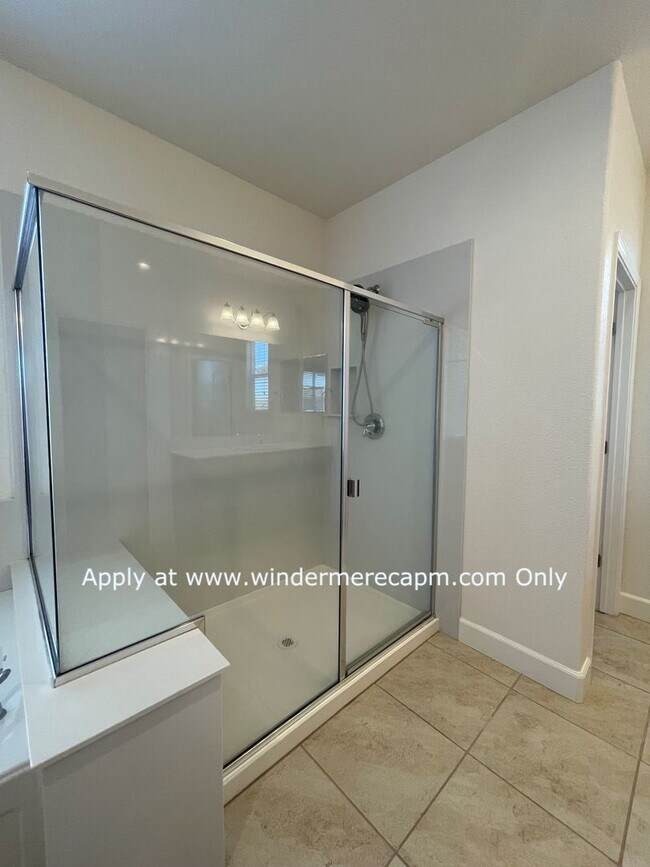 Building Photo - 4 BDRM 3 BA Bright Home with Open Kitchen ...