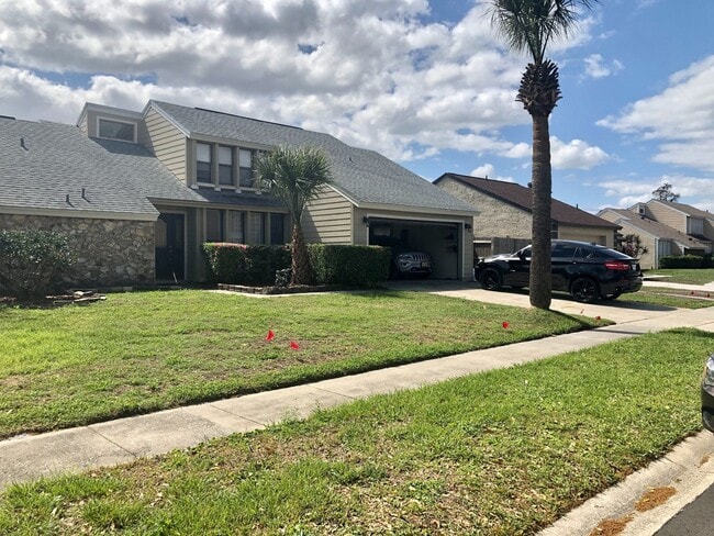 Building Photo - MOVE IN NOW! 4x3 Screened in pool home!!! ...