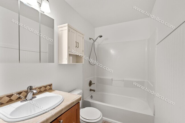 Building Photo - Charming Upstairs 2BD/1BA in the Heart of Multnomah Village- Water, Sewer & Garbage Included!