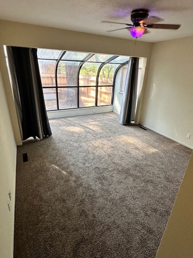 Building Photo - Single level home w/ 3Bd and 2 Ba! Availab...