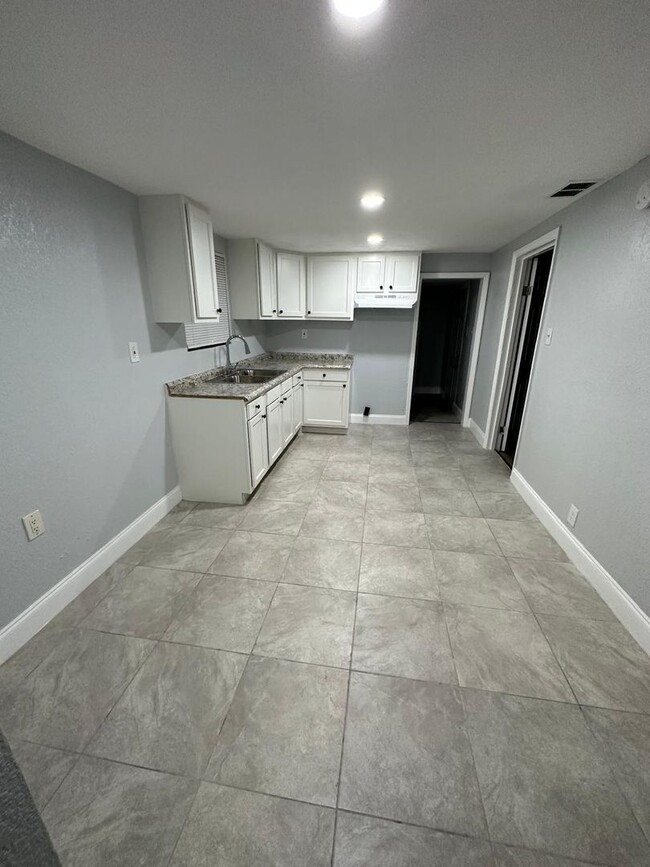 Building Photo - Fully Renovated 3/1 Single Family House Av...