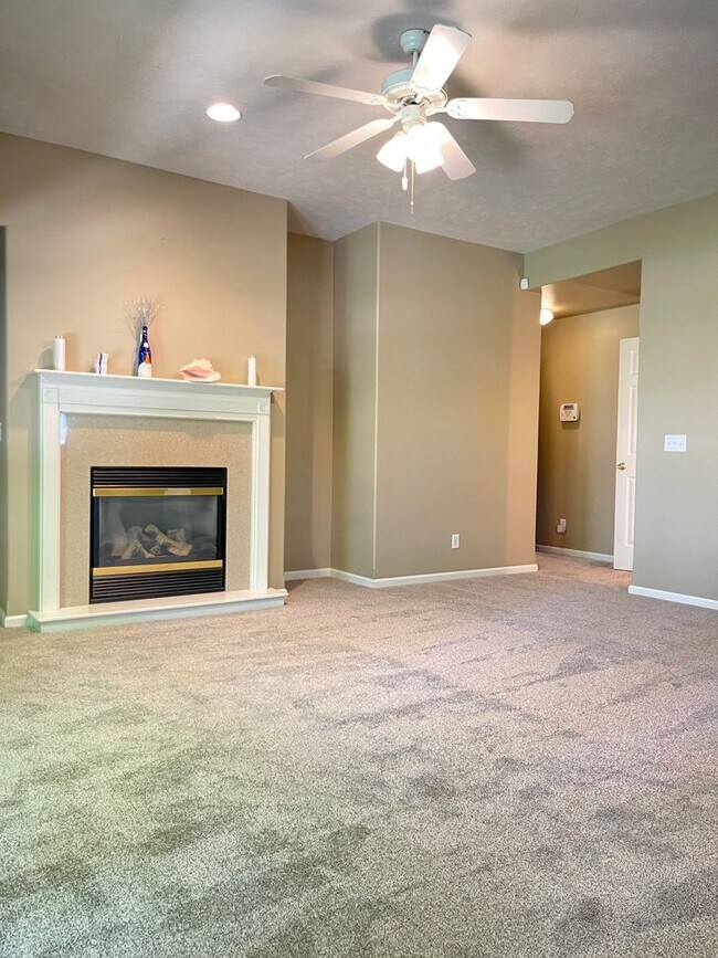 Building Photo - Move-in special. Beautiful 4 bed 2.5 bath 3000+sq ft