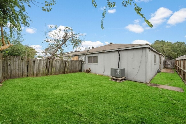 Building Photo - Spacious 3-Bedroom, 2-Bath Home with Moder...
